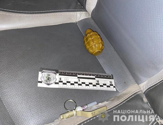 На Дніпропетровщині правоохоронці затримали групу торгівців зброєю