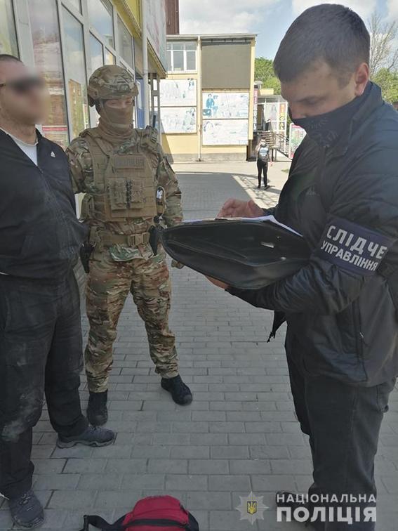 На Хмельниччині поліція затримала чоловіка за вимагання неіснуючих боргів