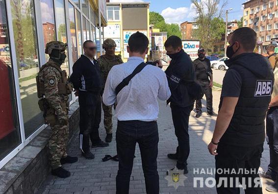 На Хмельниччині поліція затримала чоловіка за вимагання неіснуючих боргів