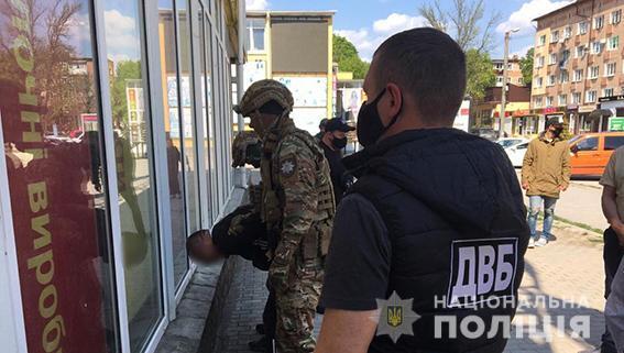 На Хмельниччині поліція затримала чоловіка за вимагання неіснуючих боргів