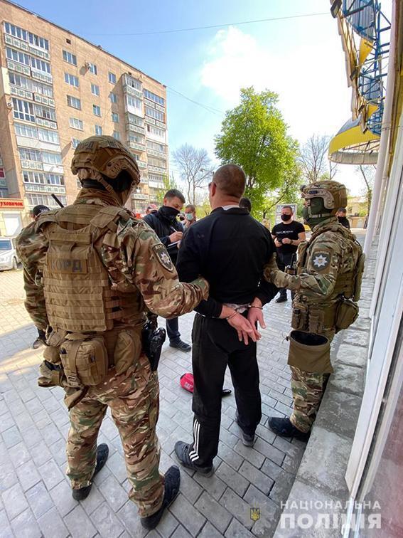 На Хмельниччині поліція затримала чоловіка за вимагання неіснуючих боргів