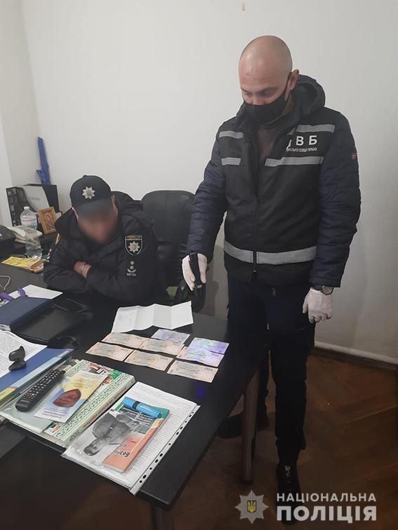 Посадовця кіровоградської поліції внутрішня безпека затримала на одержанні хабара
