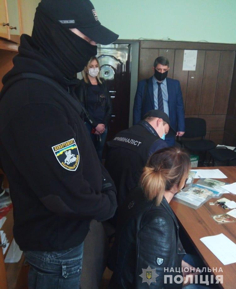 Працівники внутрішньої безпеки затримали мешканку Одеської області на спробі підкупити поліцейського