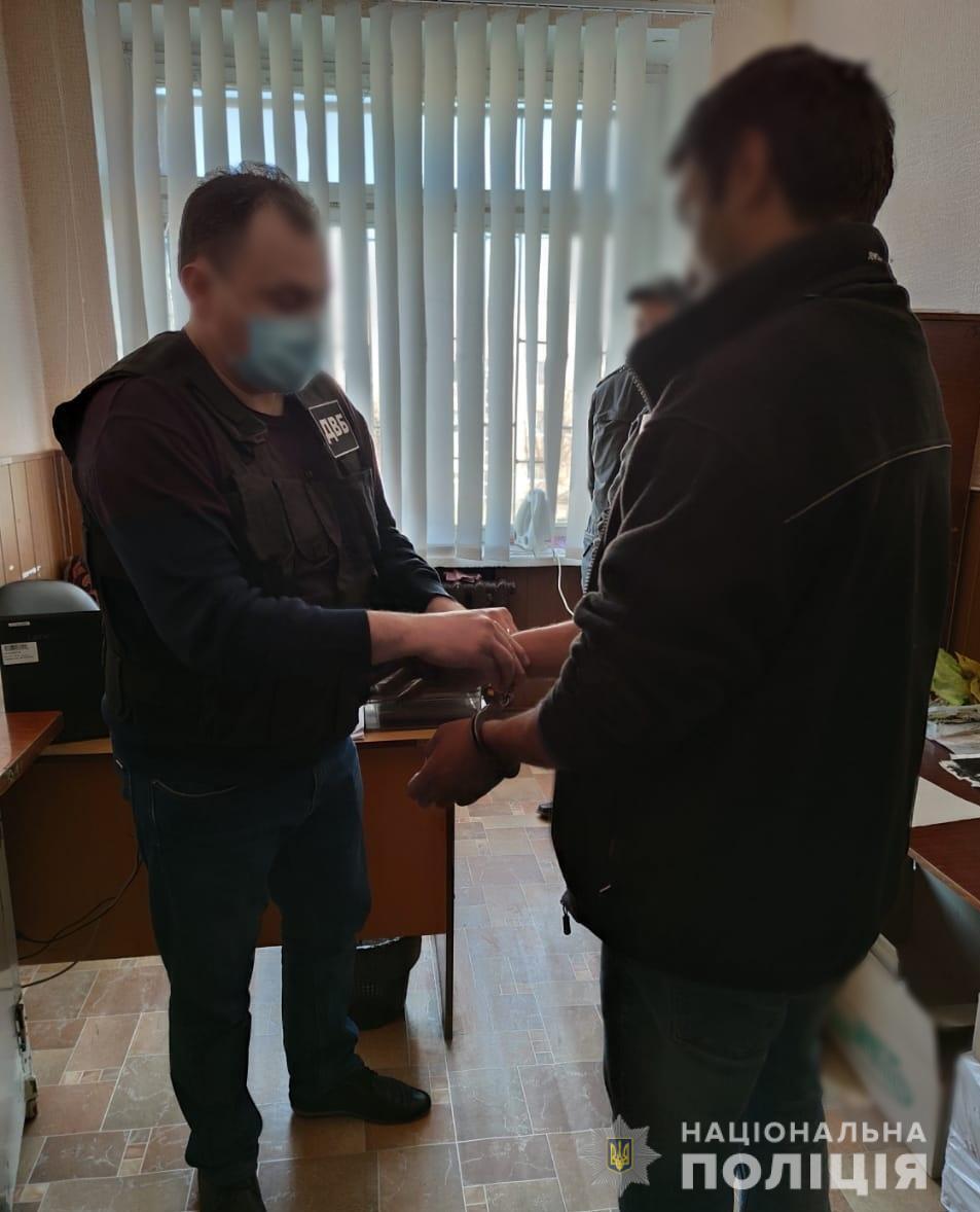 Внутрішня безпека затримала мешканця Харківщини за спробу підкупити слідчого поліції