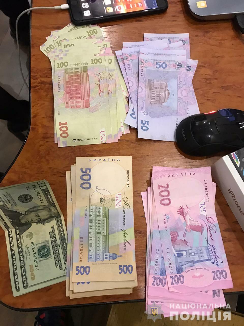 Поліцейські Івано-Франківщини затримали групу осіб за збут наркотиків через мережу Інтернет