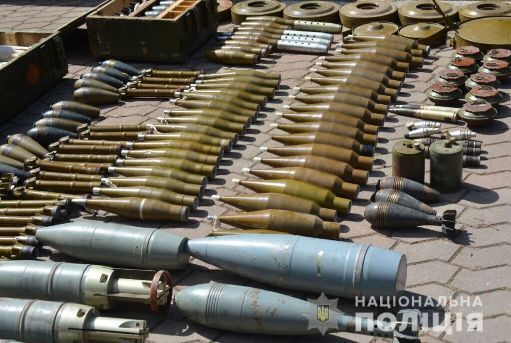Поліцейські Донеччини знешкодили склади з тисячами боєприпасів