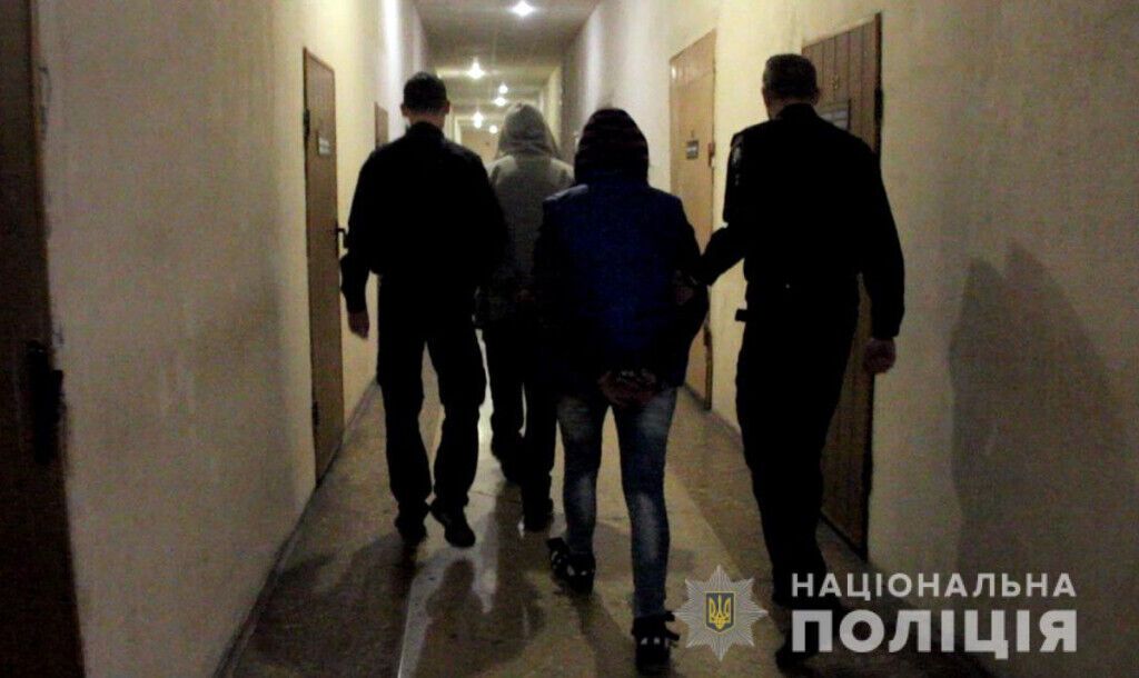 Оперативники Маріуполя розшукали підозрюваних у зухвалому вбивстві пенсіонерки