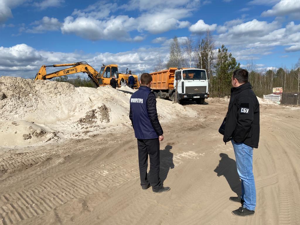 На Рівненщині правоохоронці викрили незаконний видобуток піску у промислових масштабах (ФОТО)