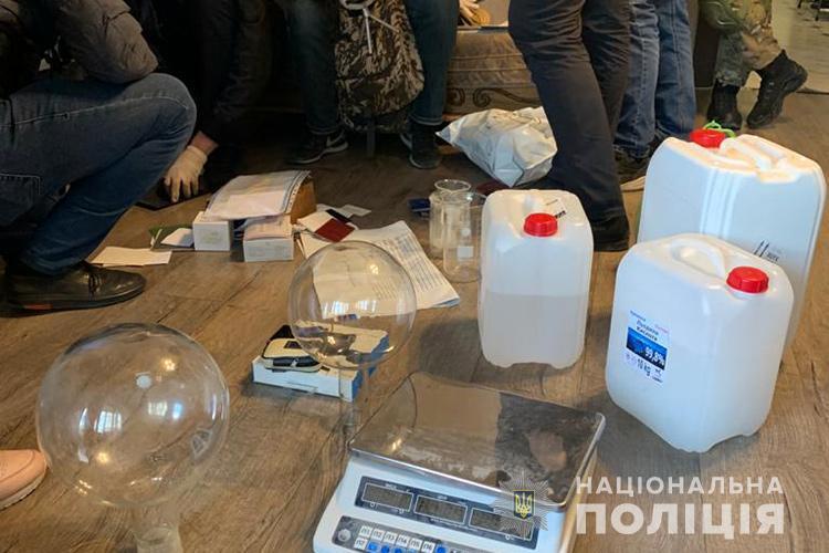 На Тернопільщині поліцейські викрили нарколабораторію з виготовлення та збуту амфетаміну