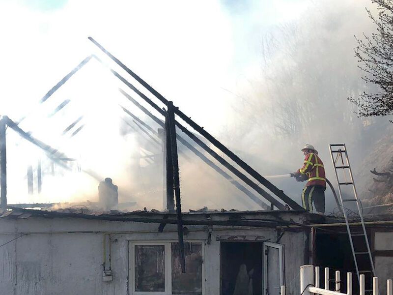 Хустські рятувальники ліквідували пожежу одразу в двох житлових будинках