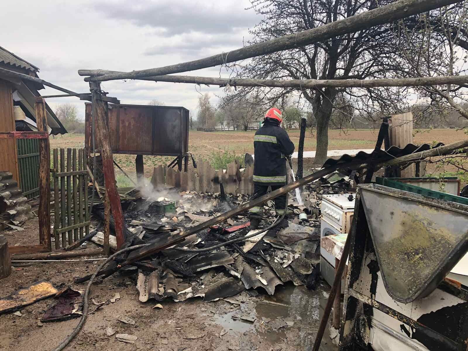 Черкаська область: рятувальники ліквідували дві пожежі надвірних споруд
