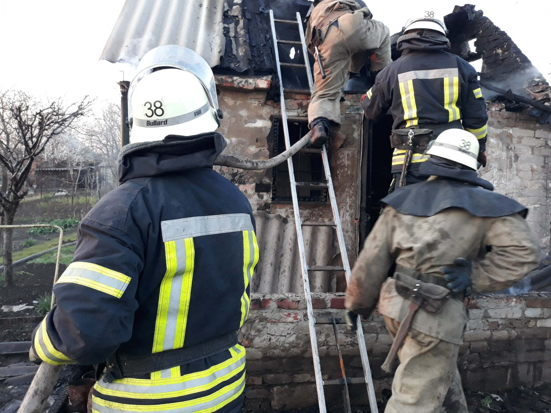 На Донеччині вогнеборці врятували чоловіка під час пожежі в садовому будинку
