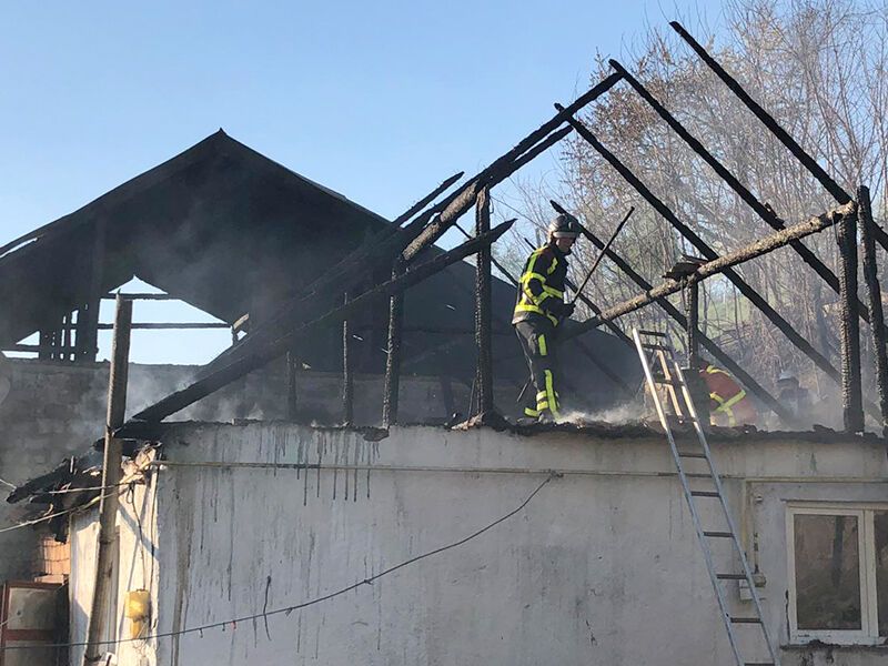 Хустські рятувальники ліквідували пожежу одразу в двох житлових будинках