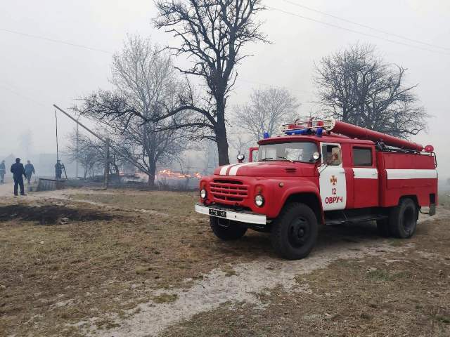 Житомирська область: під час гасіння будівлі, що зайнялася від палаючої сухої трави, травмувався чоловік