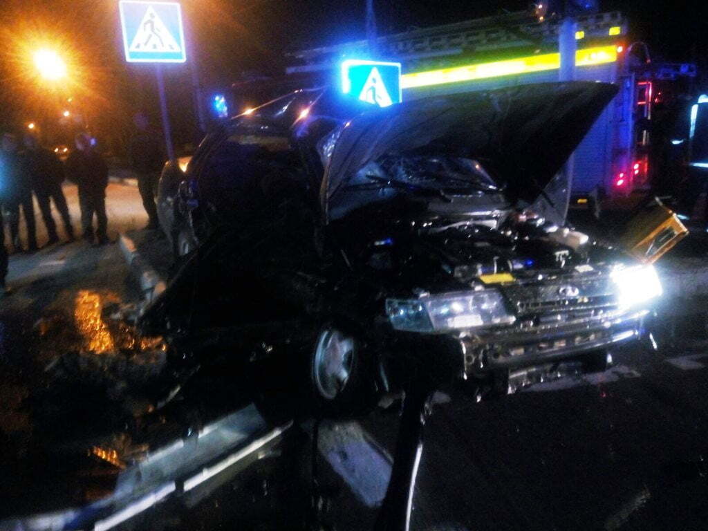 Житомирська область: рятувальники деблокували травмованих чоловіків з понівеченого легковика