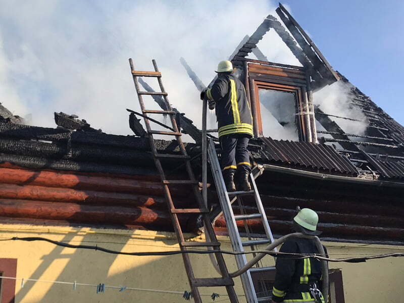 Закарпаття: воловецькі рятувальники ліквідували пожежу в будинку