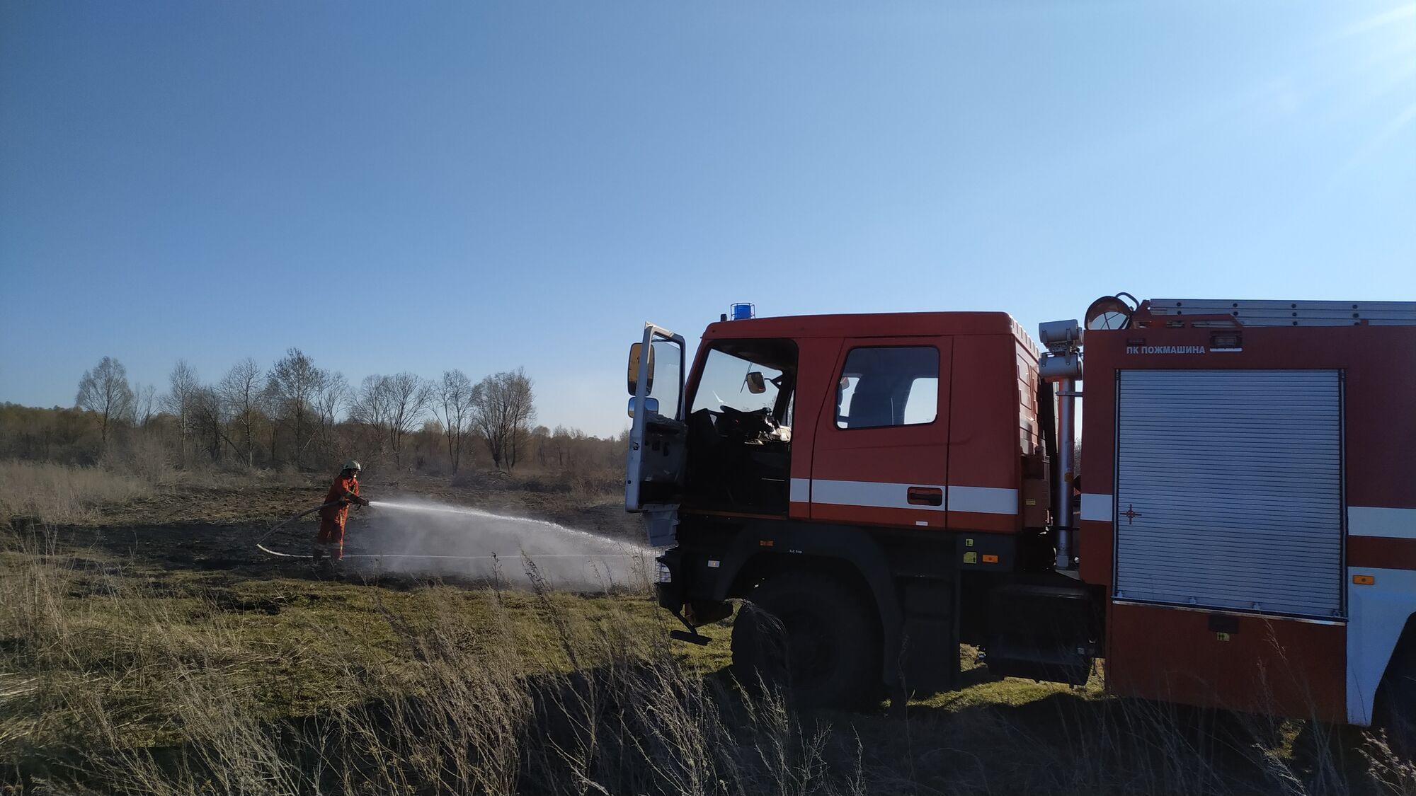 Сумська область: буринські вогнеборці ліквідували загоряння 2 га залишків рослинності, а приборкуючи займання сміття відвернули небезпеку від кладовища (ВІДЕО)