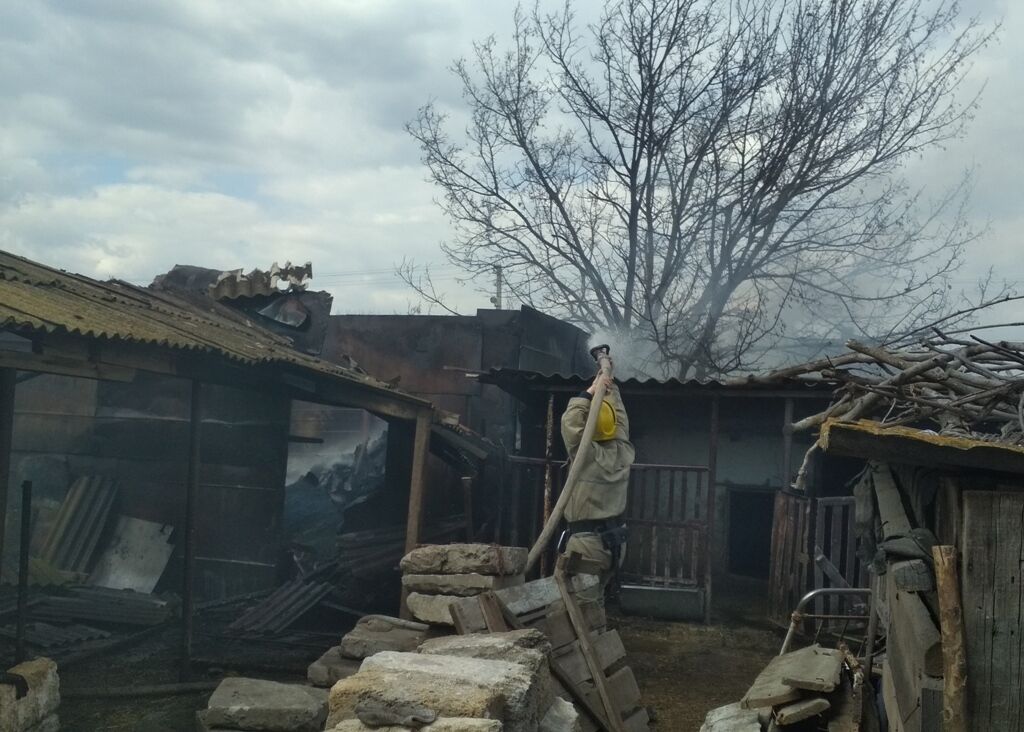 Херсонська область: вогнеборці ліквідували пожежу сінника