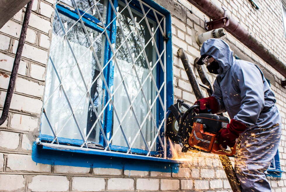 Дніпропетровська область: надзвичайники врятували жінку, яка потребувала допомоги в зачиненій квартирі
