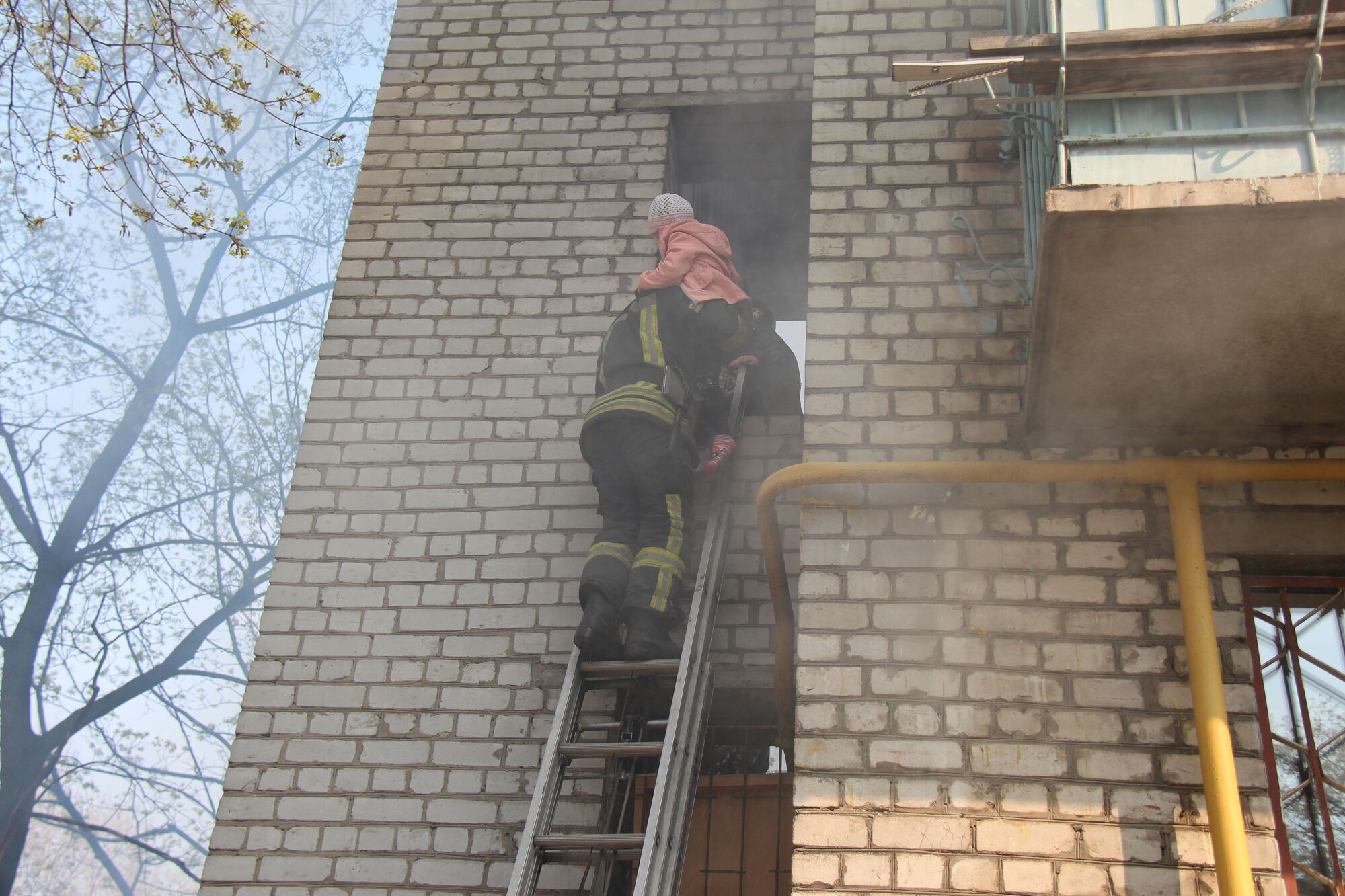 Київ: під час пожежі в житловому будинку евакуйовано 8 осіб, з яких 3 дітей