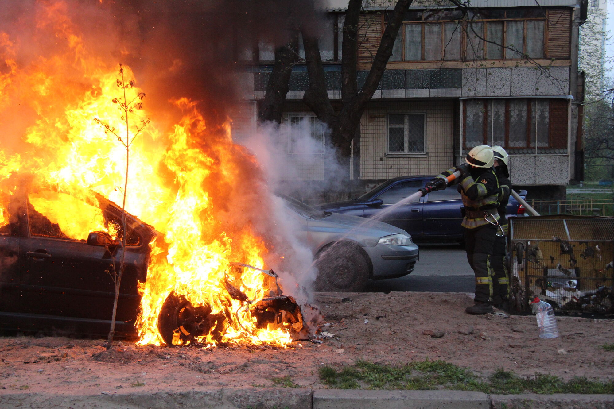 За минулу чергову добу столичні рятувальники двічі виїжджали на ліквідацію пожеж в автомобілях