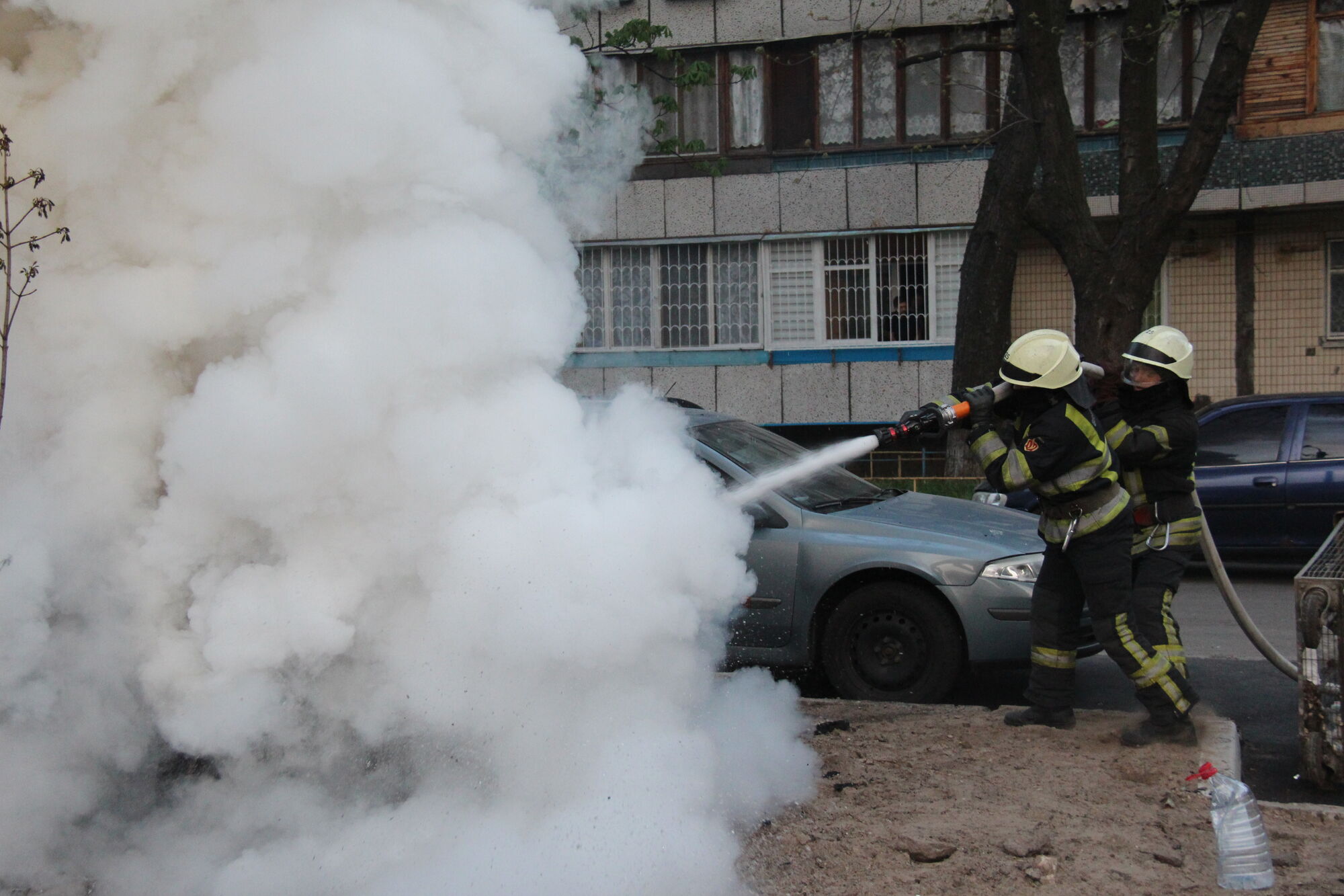 За минулу чергову добу столичні рятувальники двічі виїжджали на ліквідацію пожеж в автомобілях