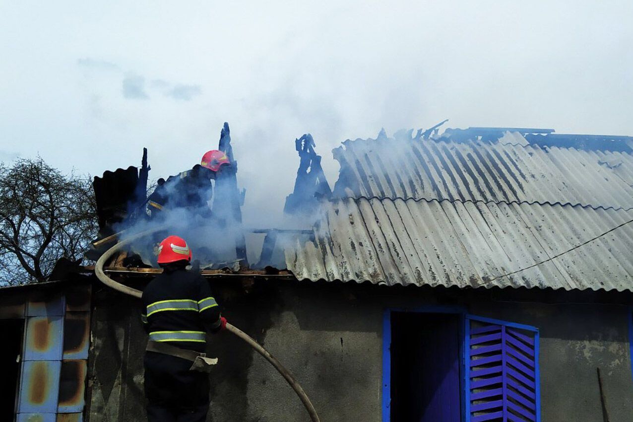 На Хмельниччині вогнеборці ліквідували пожежу допоміжної споруди, врятувавши від вогню житловий будинок