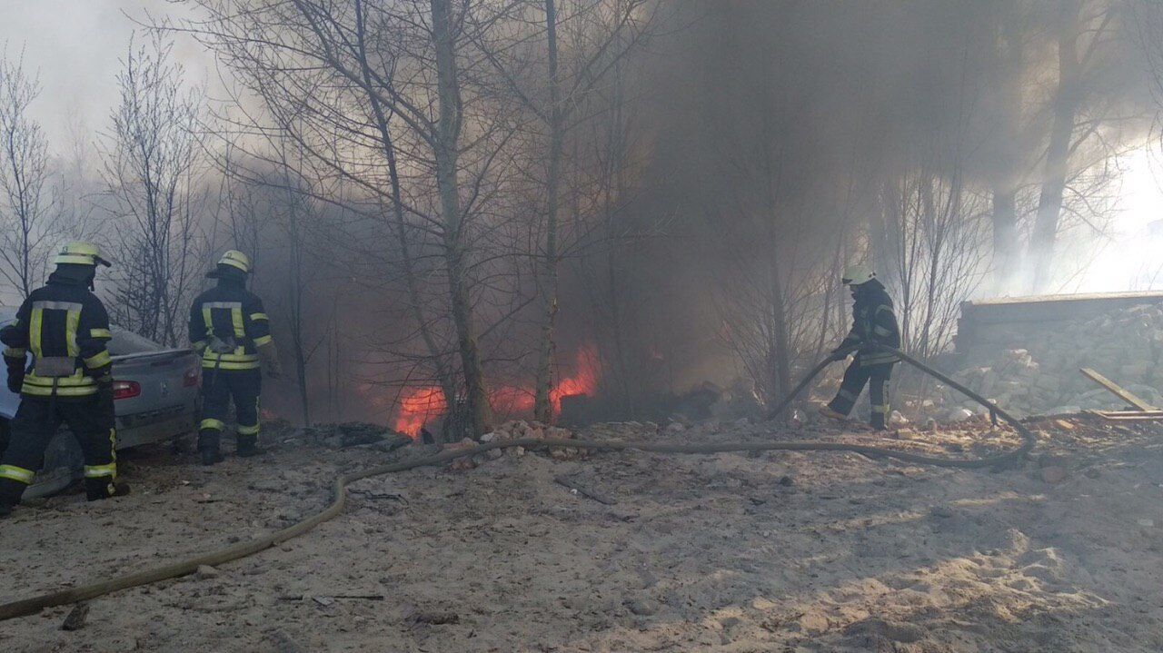 Київ: рятувальники ліквідували займання шин та трав'яного настилу