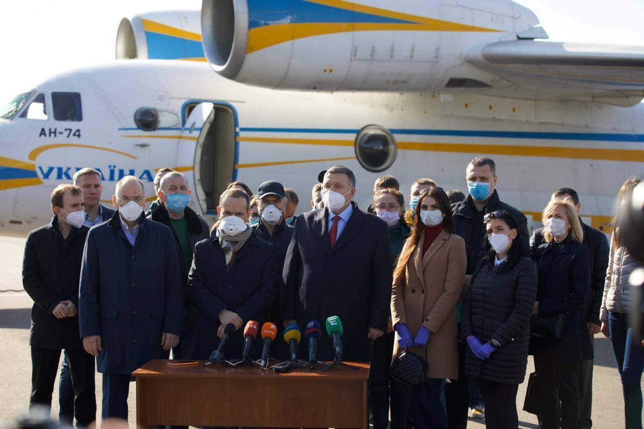 20 медиків систем МВС та МОЗ відлетіли допомагати італійським лікарям