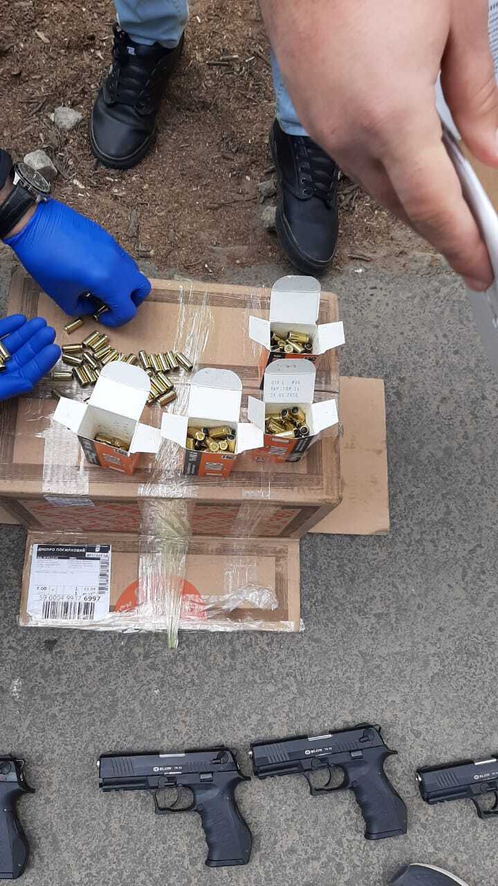 На Запоріжжі начальника служби безпеки підприємства викрито під час збуту зброї та боєприпасів (ФОТО)