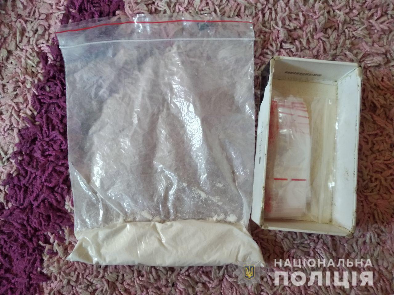 Поліцейські викрили злочинну групу в організації постачання наркотиків до виправної колонії Хмельниччини