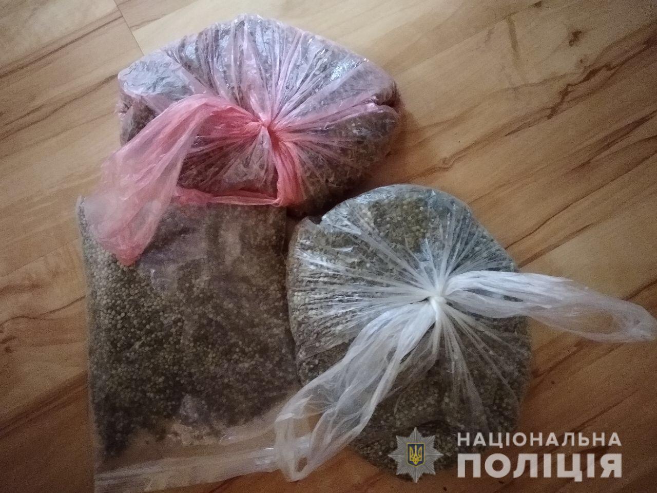 Поліцейські викрили злочинну групу в організації постачання наркотиків до виправної колонії Хмельниччини