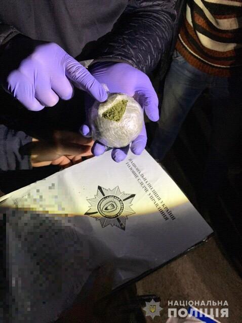 Поліцейські викрили злочинну групу в організації постачання наркотиків до виправної колонії Хмельниччини