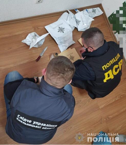 Поліцейські викрили злочинну групу в організації постачання наркотиків до виправної колонії Хмельниччини