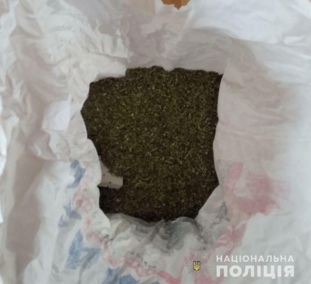 Поліцейські викрили злочинну групу в організації постачання наркотиків до виправної колонії Хмельниччини
