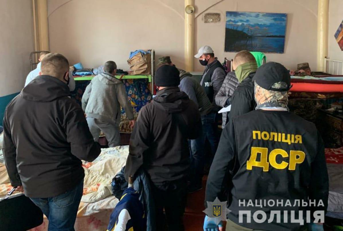 Поліцейські викрили злочинну групу в організації постачання наркотиків до виправної колонії Хмельниччини