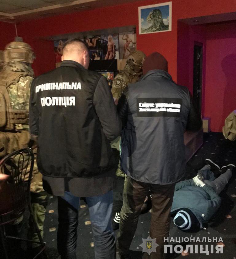 На Хмельниччині суд арештував членів злочинної групи, які вимагали з підприємців понад пів мільйона гривень «боргу»