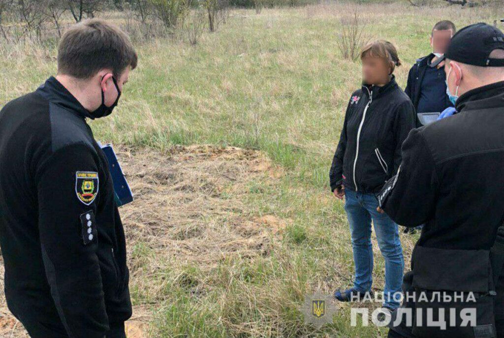 Лиманські поліцейські затримали жінку, яка вбила і закопала свого співмешканця