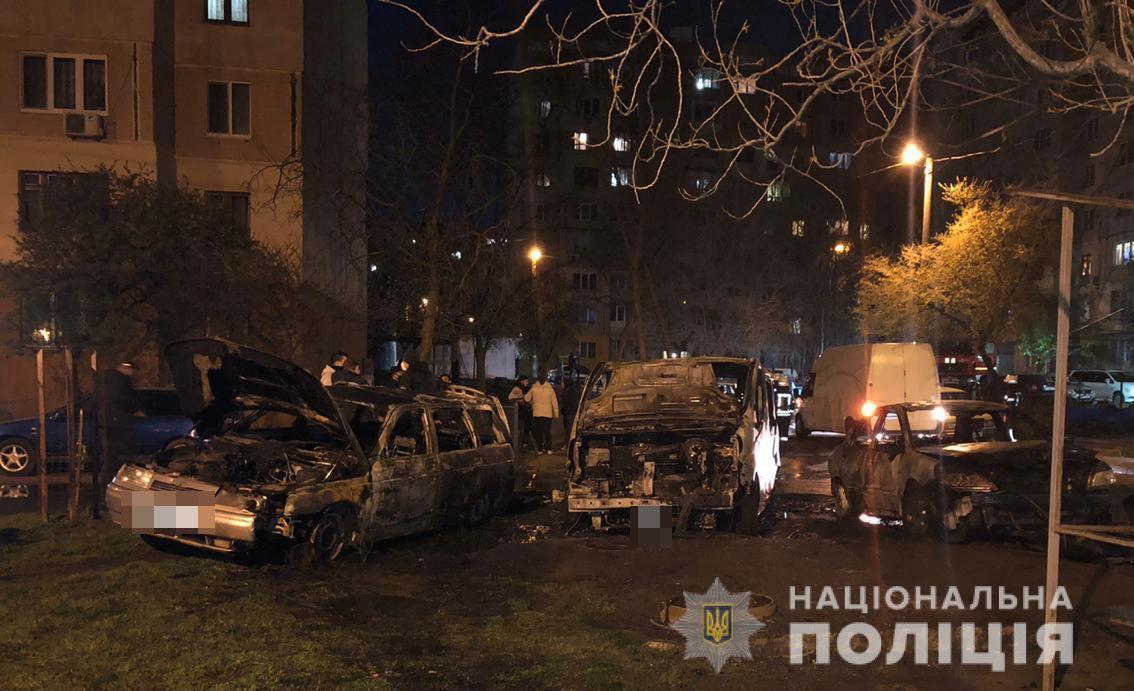 Поліцейські розслідують обставини займання автомобілів у Київському районі Одеси