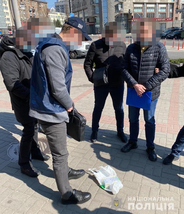 Нацполіція спільно з ДБР затримала двох шахраїв, які у 200 тисяч доларів США оцінили «сприяння» у призначенні на посаду