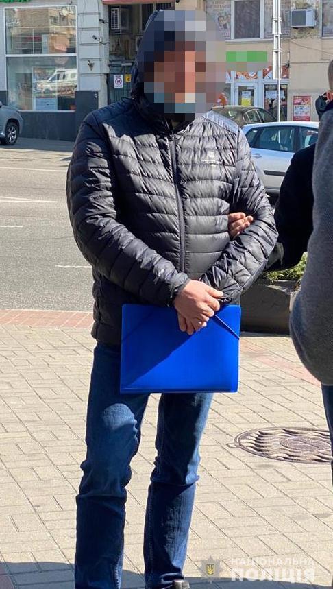 Нацполіція спільно з ДБР затримала двох шахраїв, які у 200 тисяч доларів США оцінили «сприяння» у призначенні на посаду