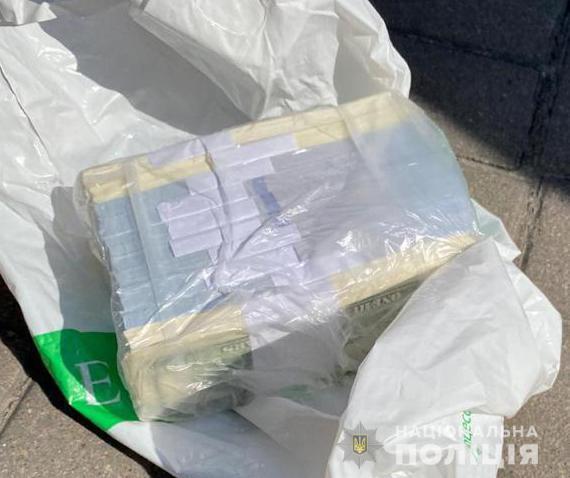 Нацполіція спільно з ДБР затримала двох шахраїв, які у 200 тисяч доларів США оцінили «сприяння» у призначенні на посаду