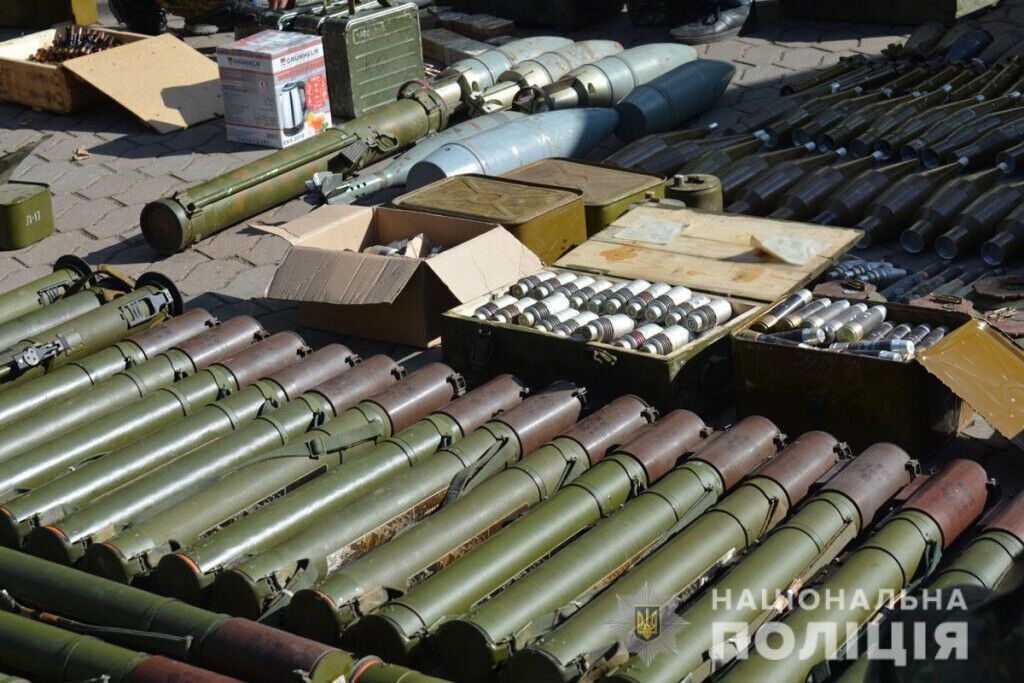 Поліцейські Донеччини знешкодили склади з тисячами боєприпасів