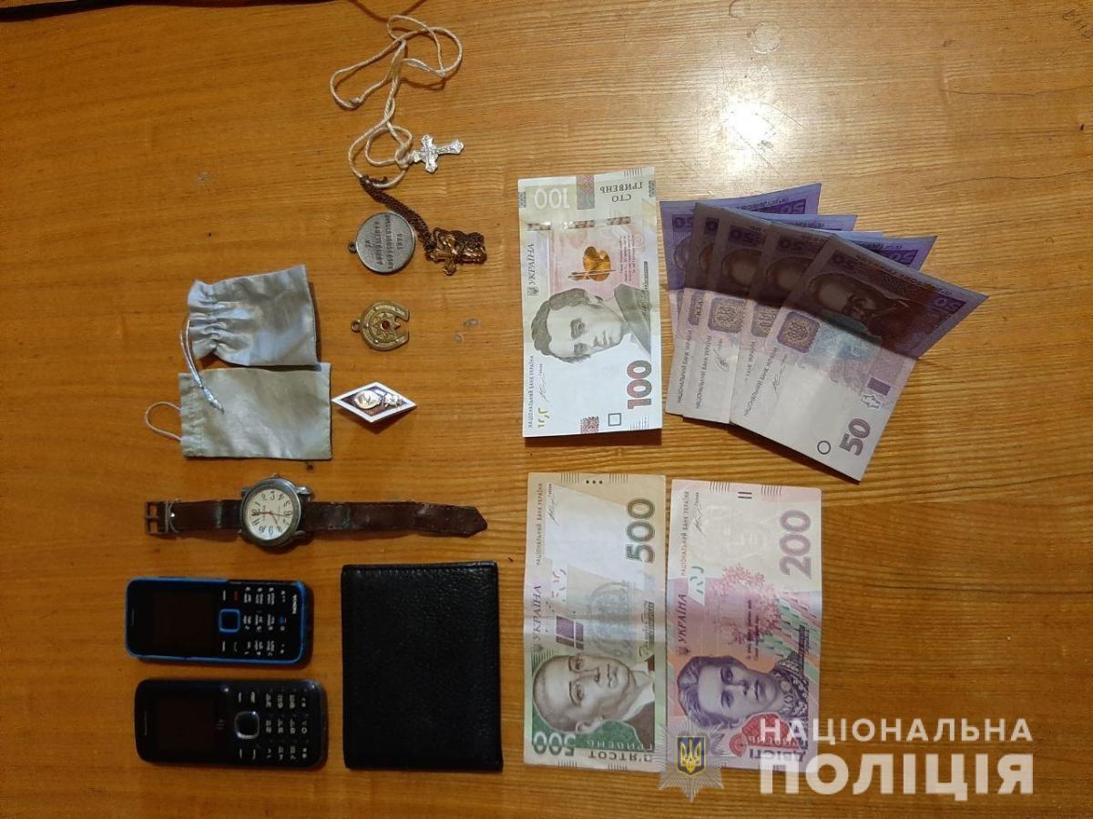 У Запоріжжі поліцейські затримали зловмисниць, які під виглядом соціальних працівників ошукали 90-річних пенсіонерів