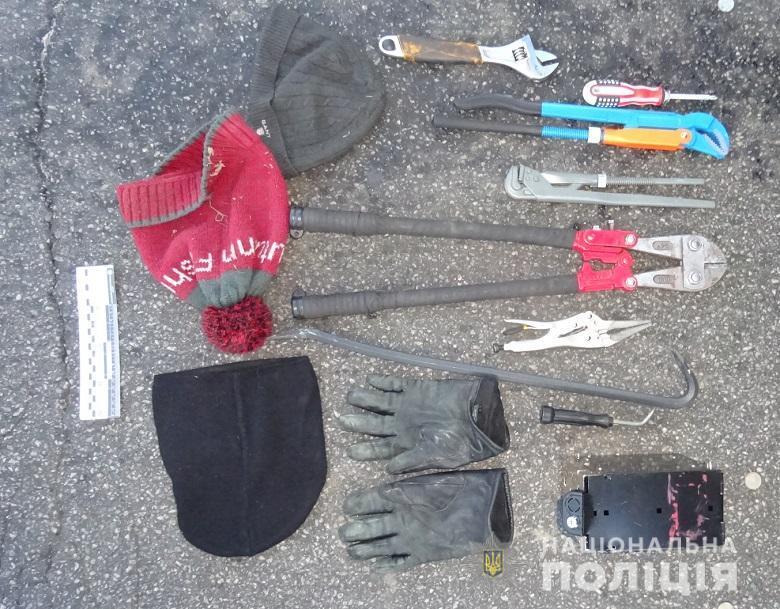 У столиці оперативники затримали двох чоловіків за вчинення крадіжки грошей із терміналу банку