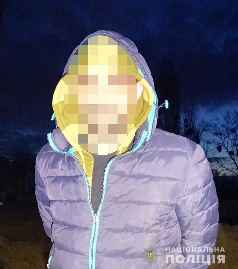 У столиці оперативники затримали двох чоловіків за вчинення крадіжки грошей із терміналу банку