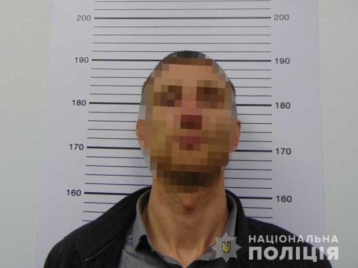 У столиці оперативники затримали двох чоловіків за вчинення крадіжки грошей із терміналу банку