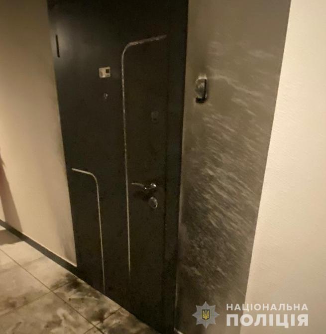 Правоохоронці викрили підозрюваного у підпалі дверей квартири одеситки