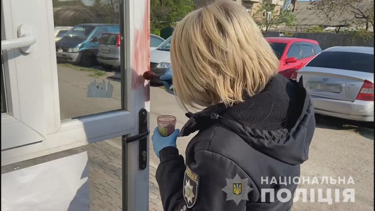 В Одесі поліцейські оперативно затримали підозрюваного у розбійному нападі на продавчиню магазину