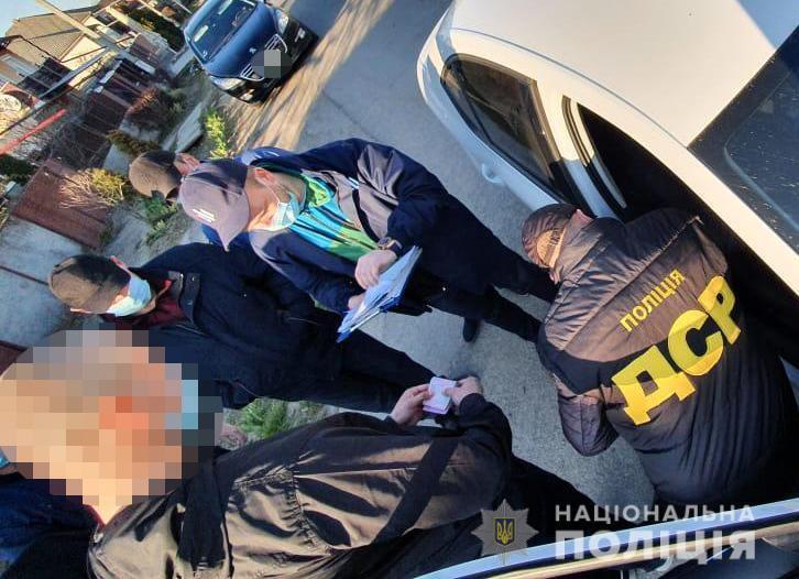 На Закарпатті поліція затримала прикордонника,  який за винагороду пообіцяв організувати вивіз медичних масок за межі України